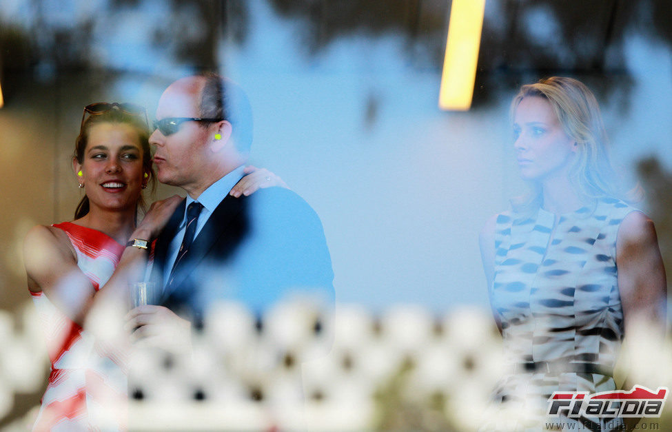 Charlotte Casiraghi, el Príncipe Alberto II y Charlene Wittstock viendo el GP de Mónaco 2011