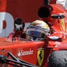 Alonso saluda al público en el GP de Mónaco 2011