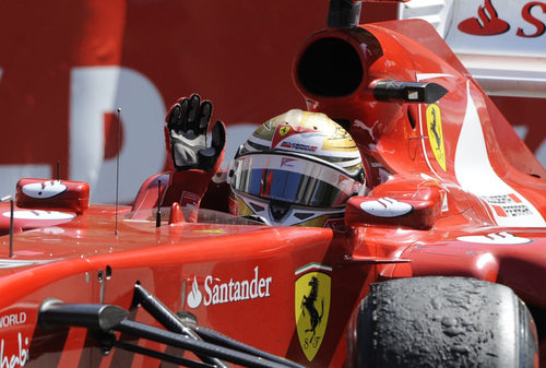 Alonso saluda al público en el GP de Mónaco 2011