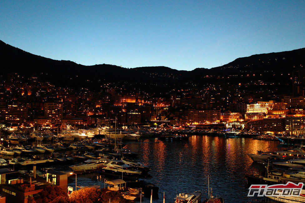 La ciudad de Mónaco por la noche