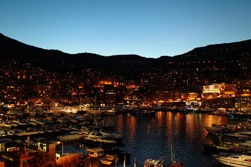 La ciudad de Mónaco por la noche