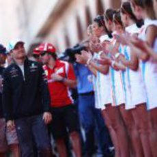 Las 'pitbabes' reciben a los pilotos en el GP de Mónaco 2011