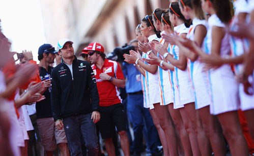 Las 'pitbabes' reciben a los pilotos en el GP de Mónaco 2011