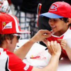 Fernando Alonso firma la camiseta de un niño en Canadá 2011