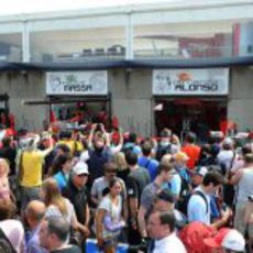 Los aficionados visitan los boxes de Ferrari en Canadá 2011