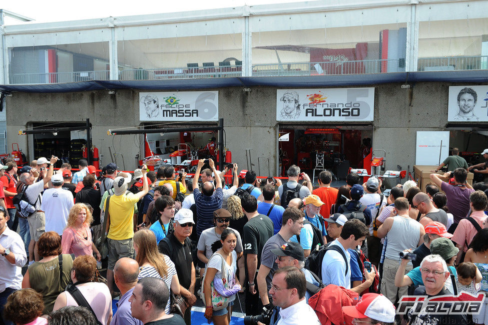 Los aficionados visitan los boxes de Ferrari en Canadá 2011