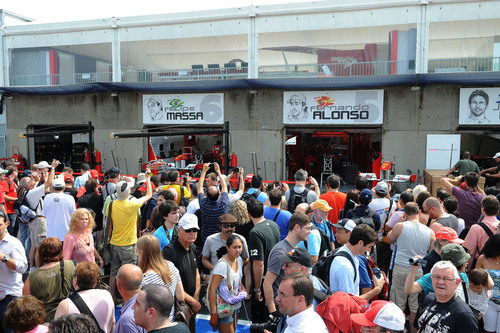 Los aficionados visitan los boxes de Ferrari en Canadá 2011