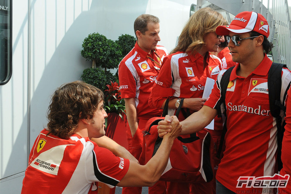 Alonso y Massa se saludan a su llegada a Montreal