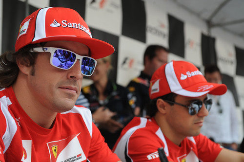 Alonso y Massa firman autógrafos para la afición en Canadá 2011