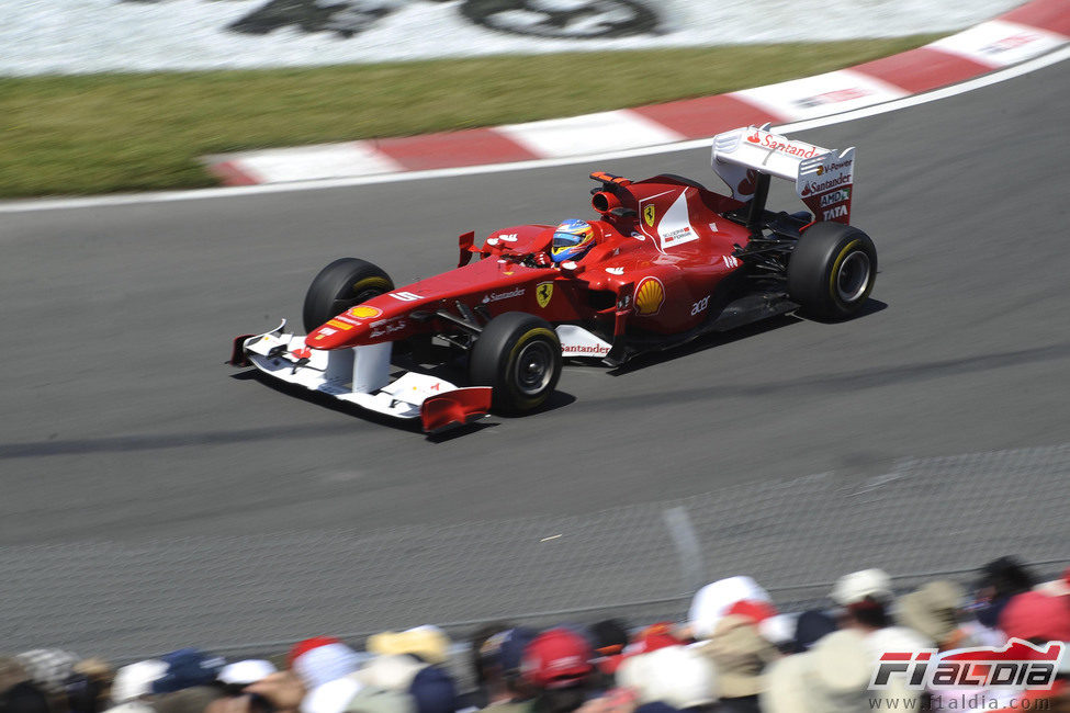Fernando Alonso rueda en el GP de Canadá 2011