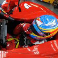 Fernando Alonso se ajusta su casco antes de salir a la pista de Montreal