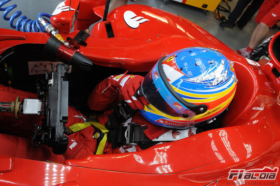 Fernando Alonso se ajusta su casco antes de salir a la pista de Montreal