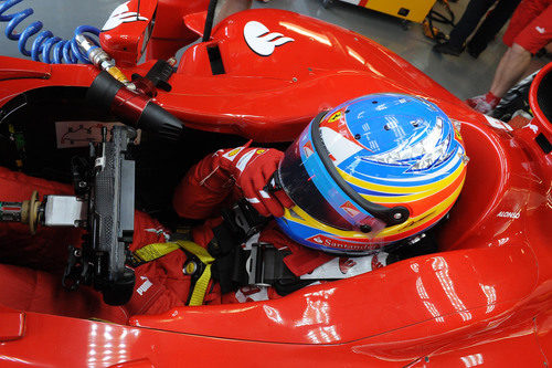 Fernando Alonso se ajusta su casco antes de salir a la pista de Montreal