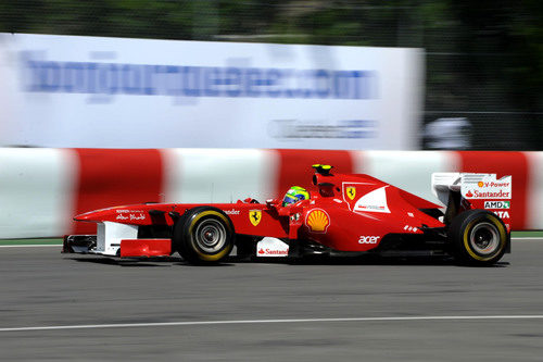 Felipe Massa pasa al lado del muro de los campeones de Canadá