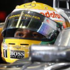 Lewis Hamilton mira la tabla de tiempos antes de saltar a la pista de Montreal