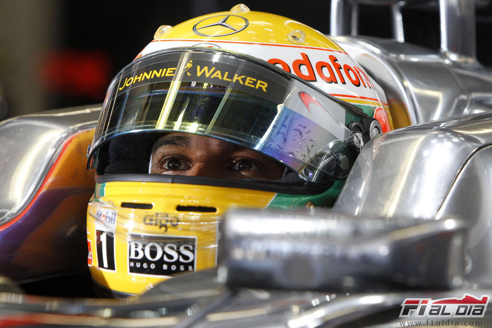Lewis Hamilton mira la tabla de tiempos antes de saltar a la pista de Montreal
