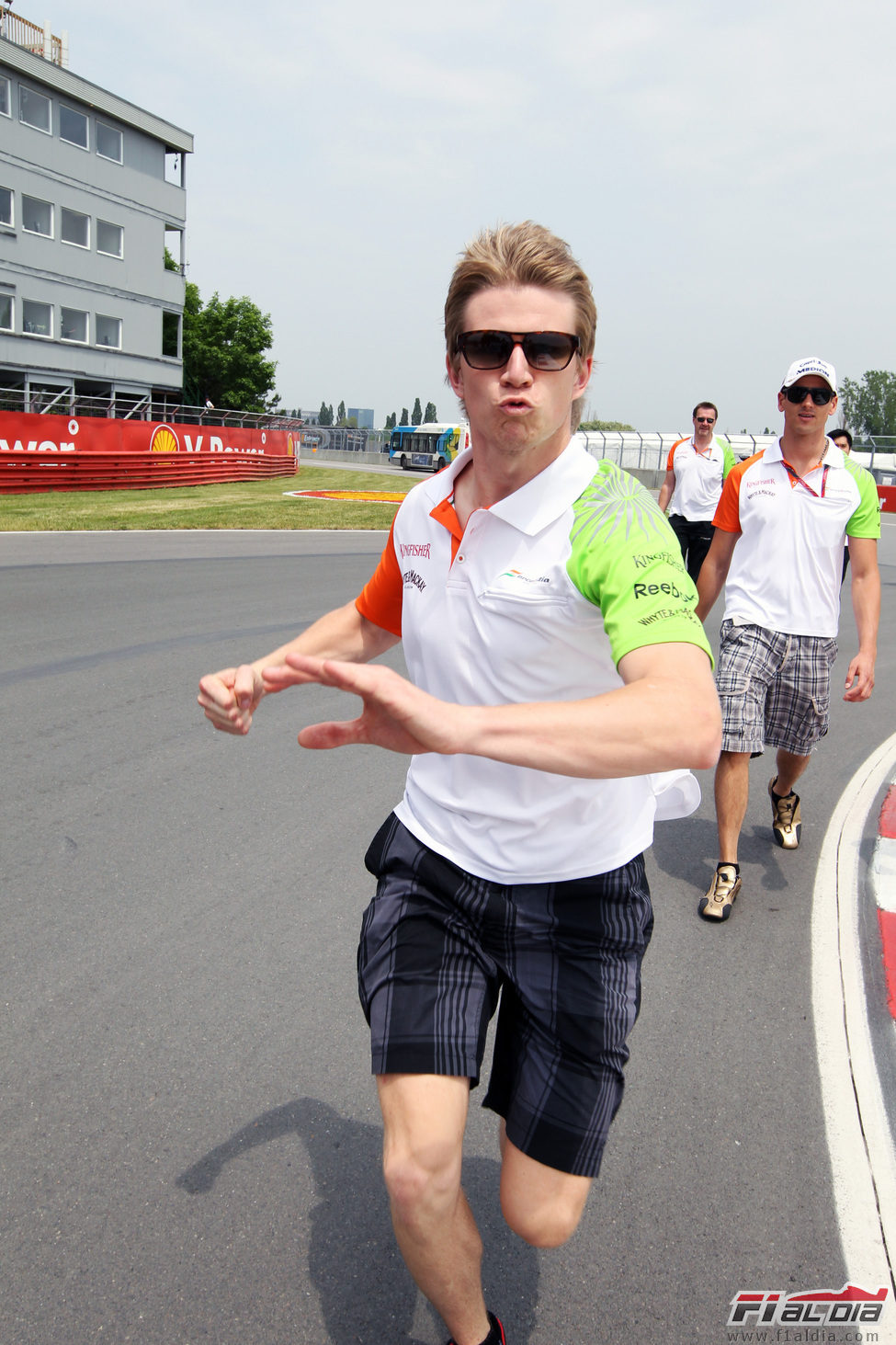 Hülkenberg bromea con el cámara en el circuito de Montreal