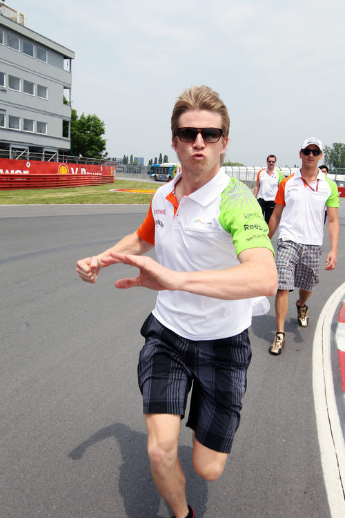 Hülkenberg bromea con el cámara en el circuito de Montreal