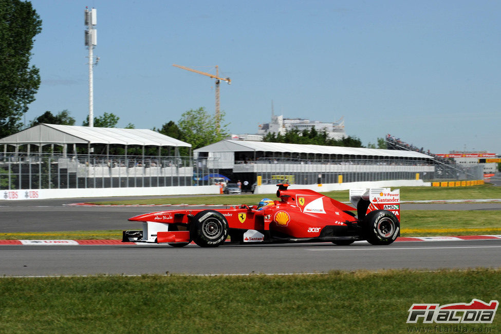 Alonso durante los entrenamientos del viernes en el GP de Canadá 2011