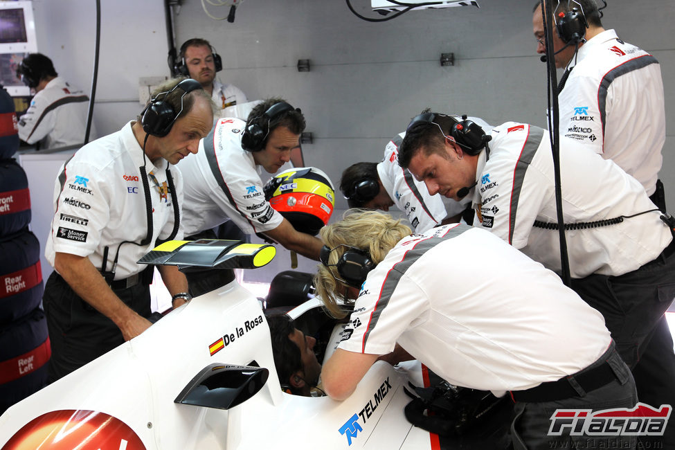 Los mecánicos de Sauber trabajan a destajo para preparar el coche de De la Rosa