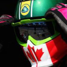 Nuevo casco para los mecánicos del Team Lotus en el GP de Canadá 2011