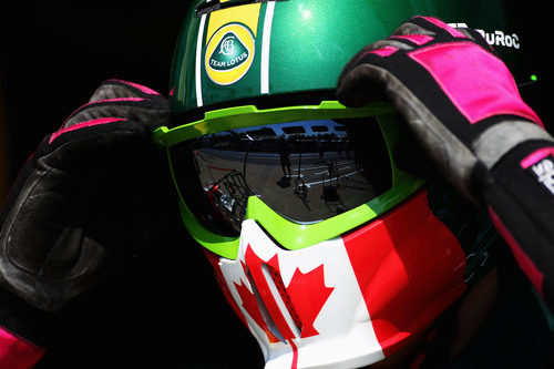 Nuevo casco para los mecánicos del Team Lotus en el GP de Canadá 2011