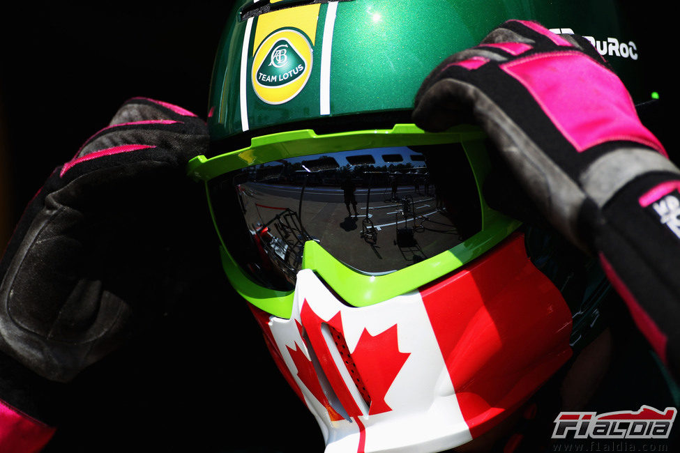 Nuevo casco para los mecánicos del Team Lotus en el GP de Canadá 2011