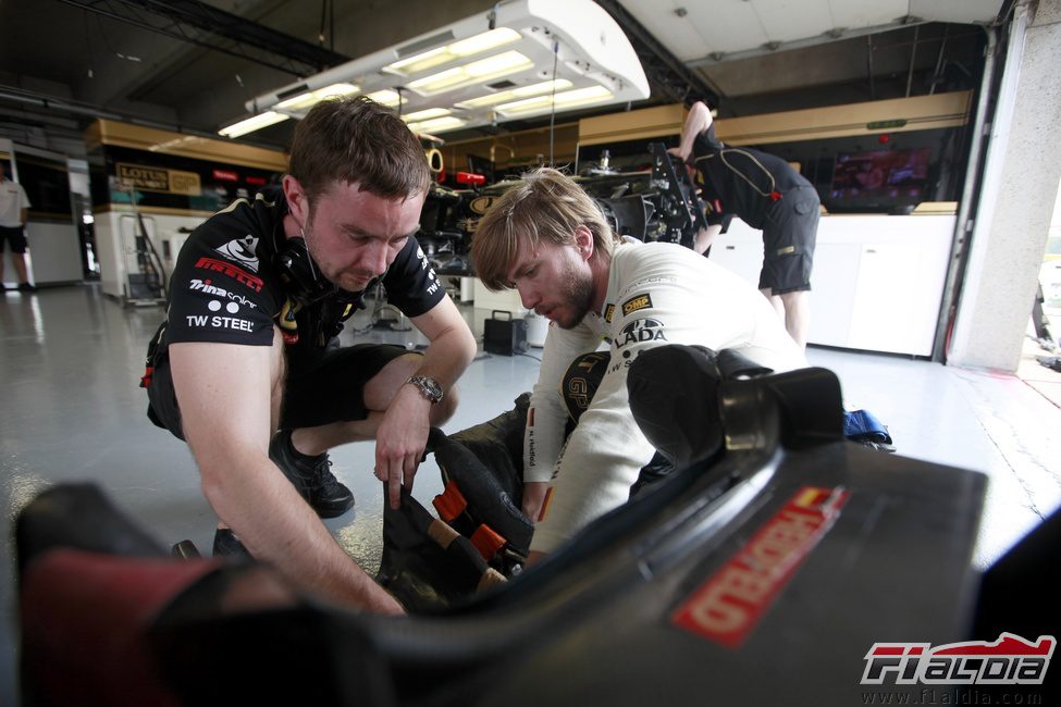 Realizando retoques en el asiento de Nick Heidfeld