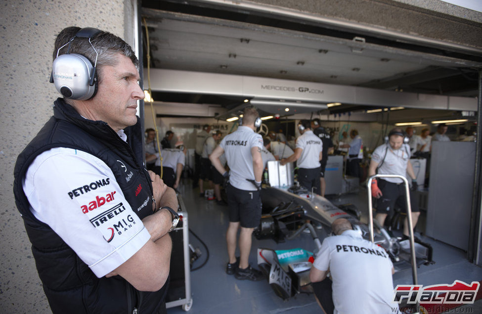 Nick Fry junto al garaje de Nico Rosberg en Canadá 2011