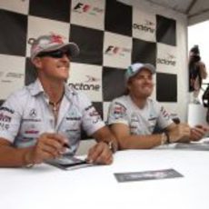 Schumacher y Rosberg firman autógrafos en Canadá 2011