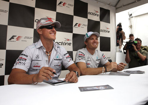 Schumacher y Rosberg firman autógrafos en Canadá 2011