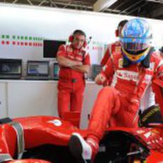 Fernando Alonso se sube al Ferrari para disputar la clasificación del GP de Canadá 2011