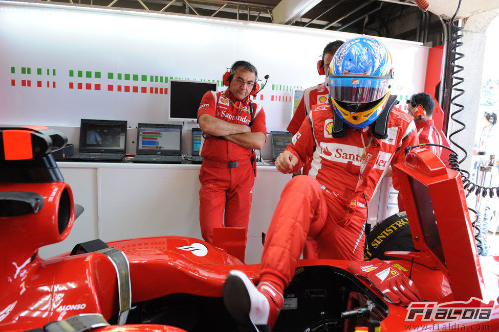 Fernando Alonso se sube al Ferrari para disputar la clasificación del GP de Canadá 2011