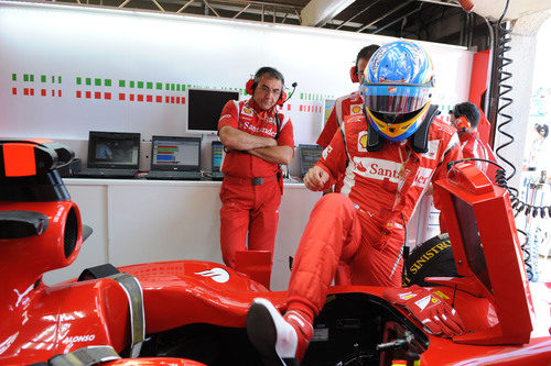 Fernando Alonso se sube al Ferrari para disputar la clasificación del GP de Canadá 2011