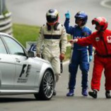 De la Rosa fuera del coche tras su accidente en los libres 3 del GP de Canadá 2011