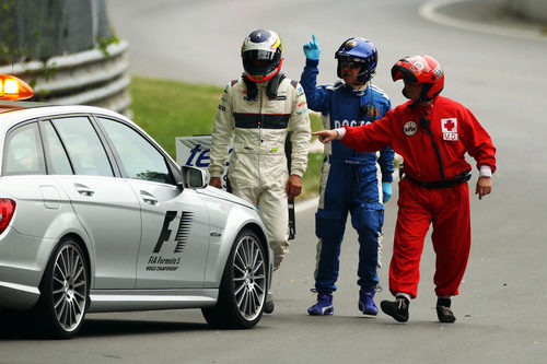 De la Rosa fuera del coche tras su accidente en los libres 3 del GP de Canadá 2011