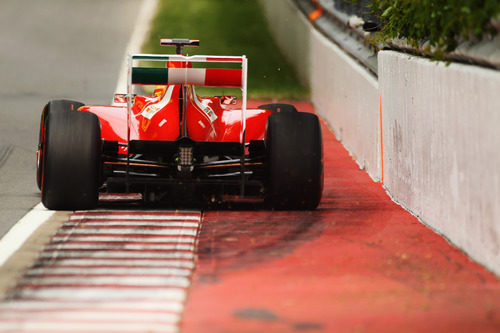 Fernando Alonso pasa muy cerca del muro en el GP de Canadá 2011