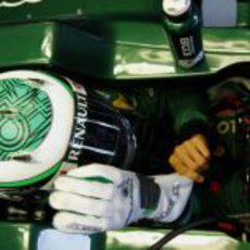 Kovalainen en el cockpit