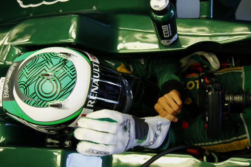 Kovalainen en el cockpit