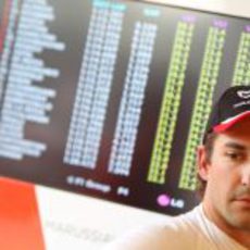 Timo Glock junto a la tabla de tiempos en Canadá 2011