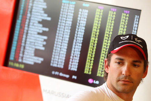 Timo Glock junto a la tabla de tiempos en Canadá 2011