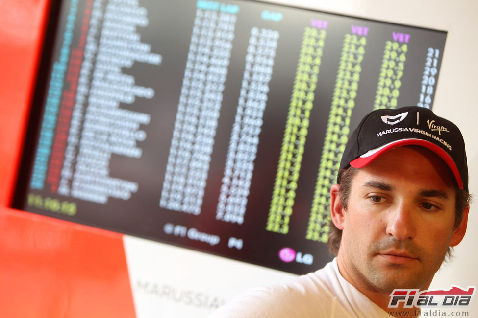 Timo Glock junto a la tabla de tiempos en Canadá 2011