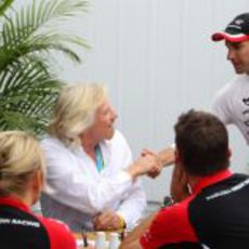 Timo Glock saluda a Richard Branson en Canadá 2011