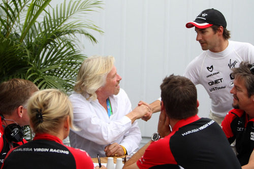 Timo Glock saluda a Richard Branson en Canadá 2011