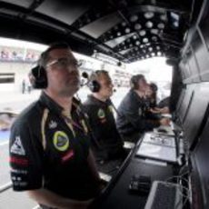 Eric Boullier observa a sus pilotos desde el muro en Canadá 2011