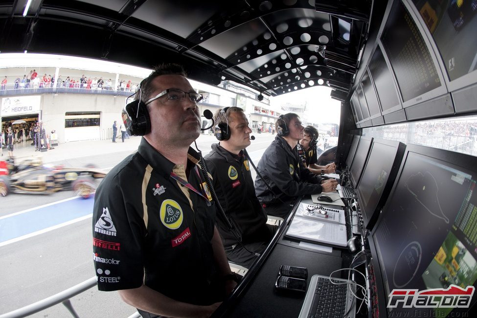 Eric Boullier observa a sus pilotos desde el muro en Canadá 2011