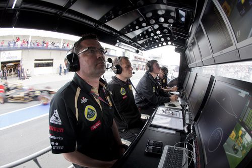 Eric Boullier observa a sus pilotos desde el muro en Canadá 2011