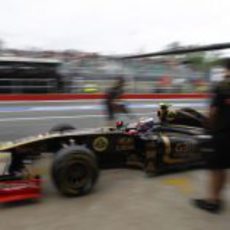 Petrov entra en boxes durante la clasificación del GP de Canadá 2011