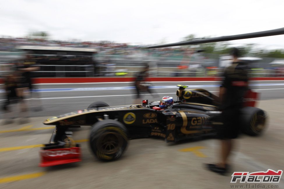 Petrov entra en boxes durante la clasificación del GP de Canadá 2011