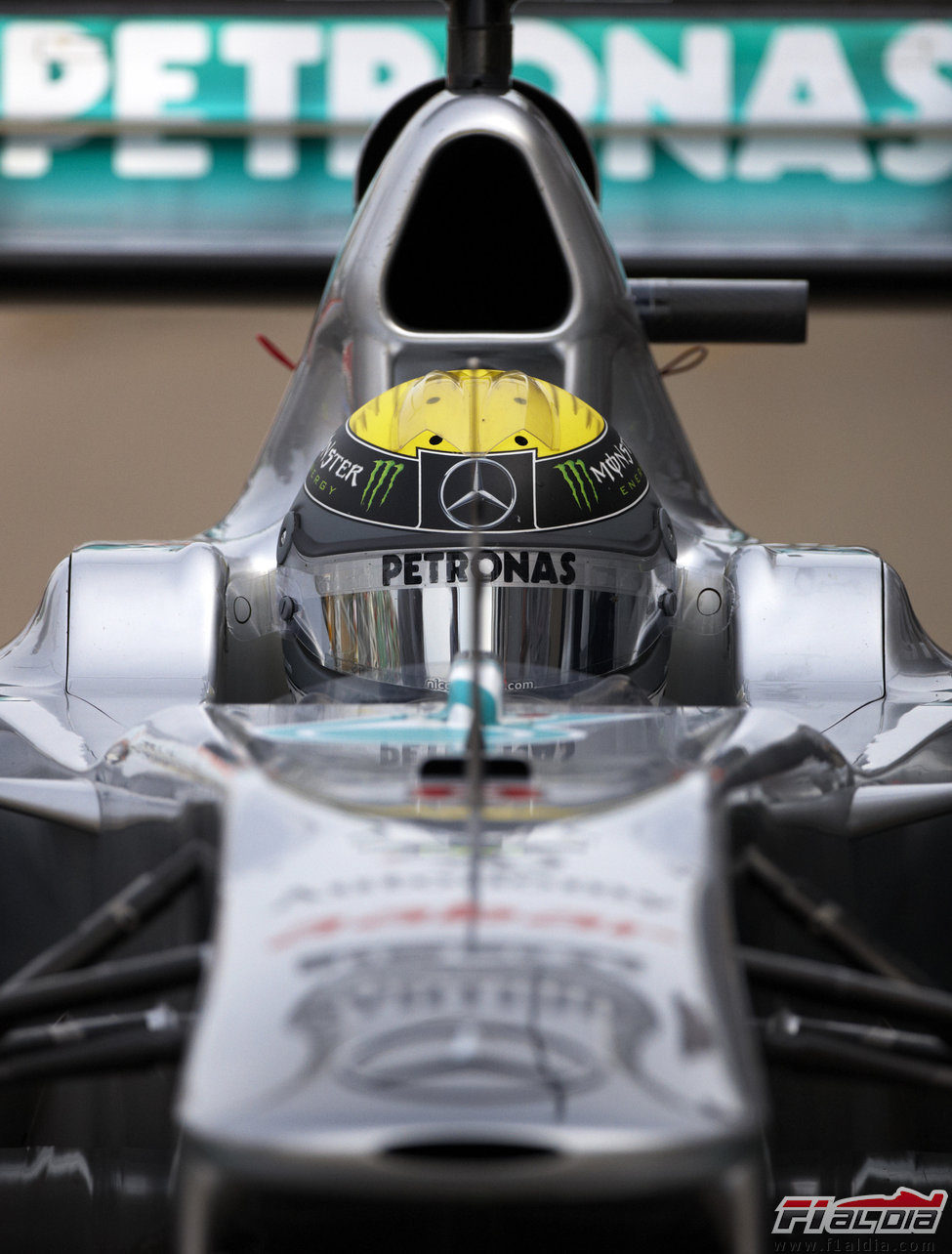 Nico Rosberg y su Mercedes frente a la cámara en Canadá 2011